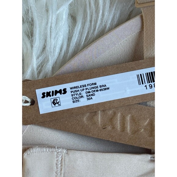 Skims Wireless Form Pushup Plunge Bra Sand Size 30A - Picture 8 of 8
